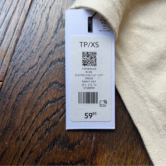 Sleeveless cut out dress - Picture 4 of 7